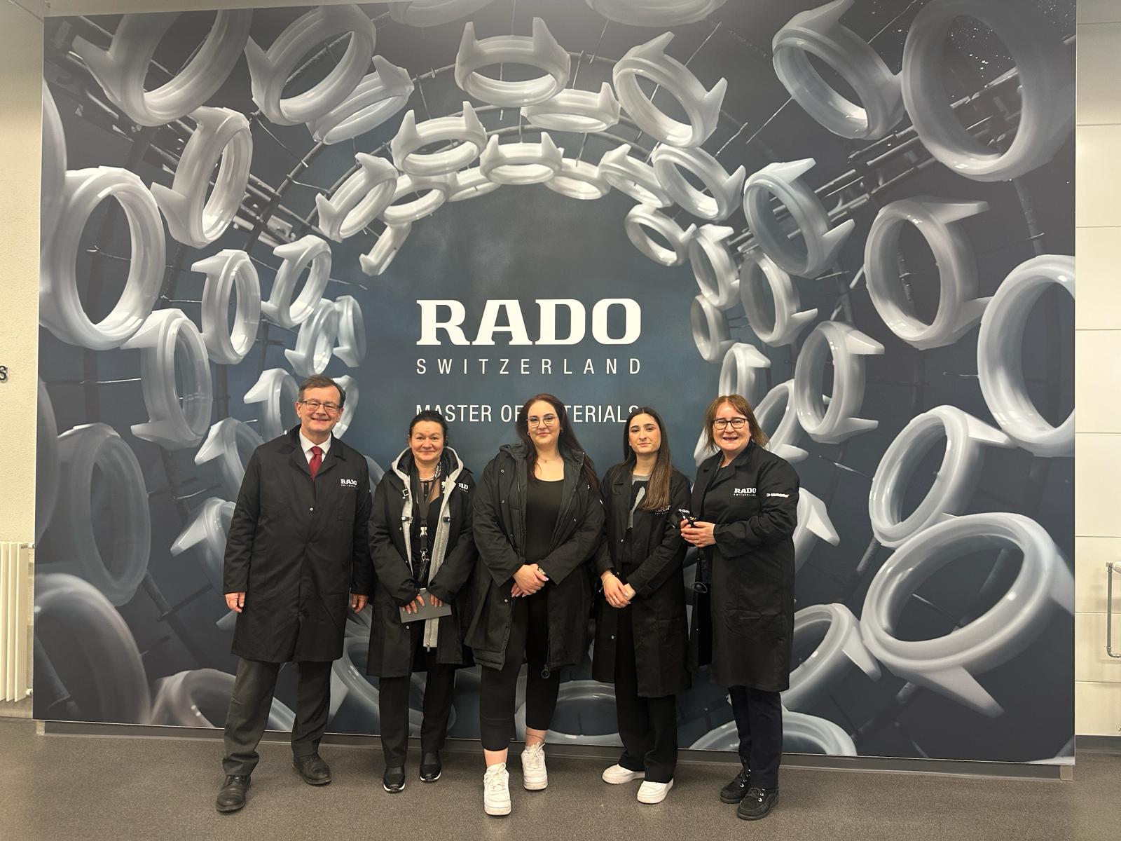 Das Goldlädeli Team in der Rado Fabrik. Sie waren an einer Schulung.